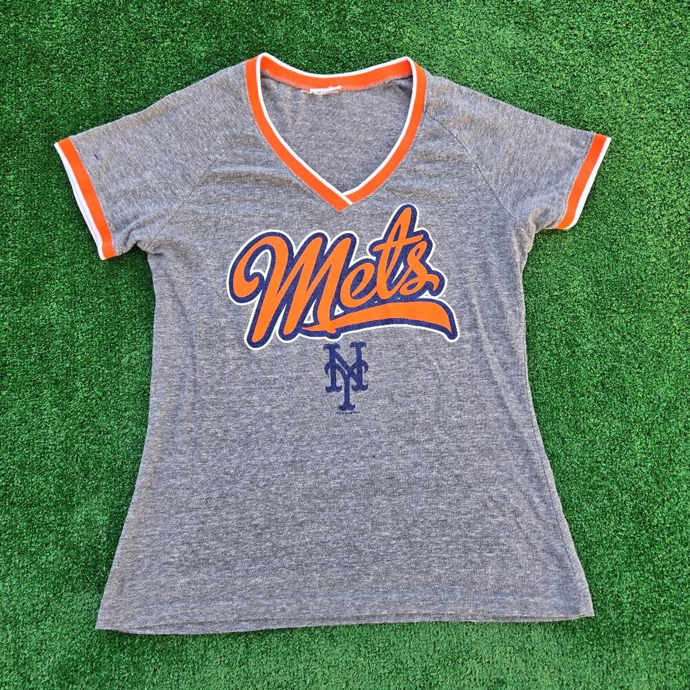 MLB New York Mets Women's Team Lockup V-Neck T-shirt